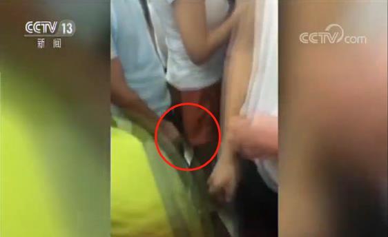 央视记者追踪地铁“色狼” 拍下其尾随女乘客下手全过程