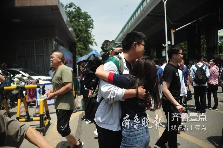 高考第1天，姐姐给弟弟一个大大的拥抱