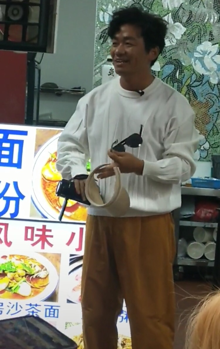 评论区炸了！王宝强现身活动人气爆棚，女主持竟撞脸马蓉