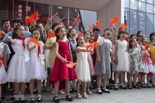 3000余人在济南市文化馆与小朋友同庆“六一”