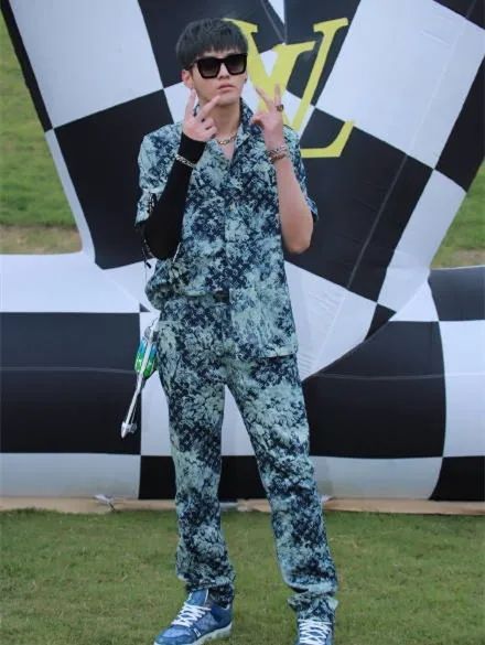 奚梦瑶产后首次公开亮相|LV大秀明星生图:奚梦瑶产后首次公开亮相脸浮肿,热巴显老朱一龙瘦成竿