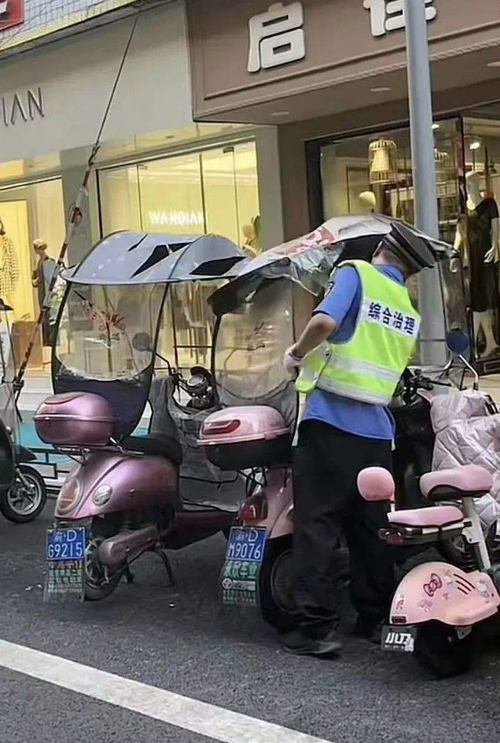重庆一执法人员挨个划破电动车防雨棚？官方回应：情况属实！