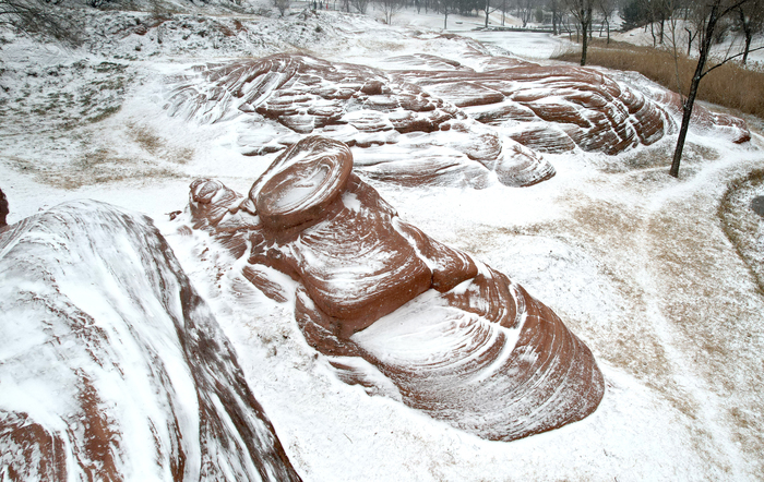 小年迎初雪！雪中红石别样美