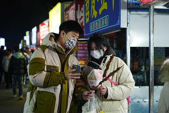 环联夜市恢复营业首日，小吃街烟火气升腾
