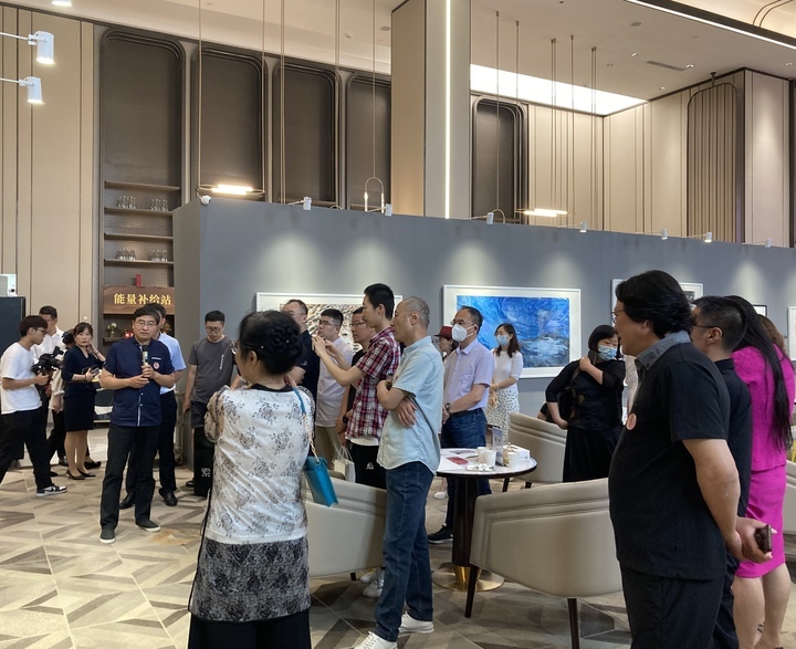 惊艳纽约时代广场的济南文化名片——著名艺术家霜凝《蓝色大明湖》有望永久“落户”泉城