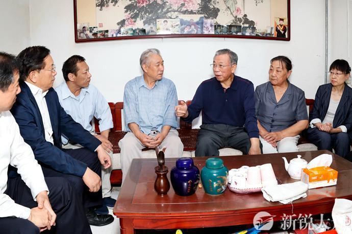 刘家义看望慰问困难群众并致以节日祝福