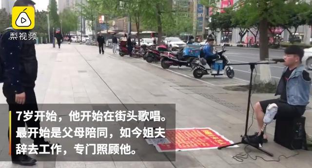 成年人的世界没有容易二字！大叔深夜坐马路中崩溃哭诉，连说”生活太难太累”