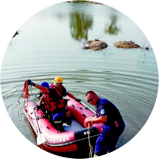 孩子溺水事故频发 海边野浴场热闹景象让人捏把汗