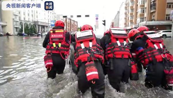 在“河里”推车？车辆因内涝受困 黑龙江消防员这样救援