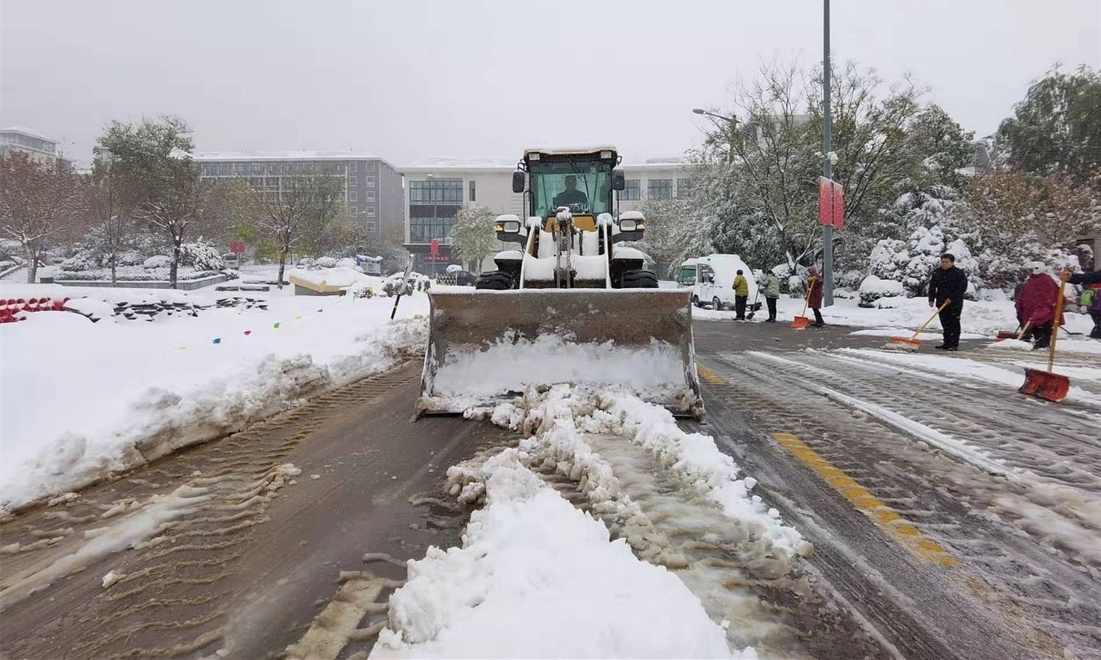 立冬迎初雪，济南护理职业学院师生全员扫雪除冰保出行