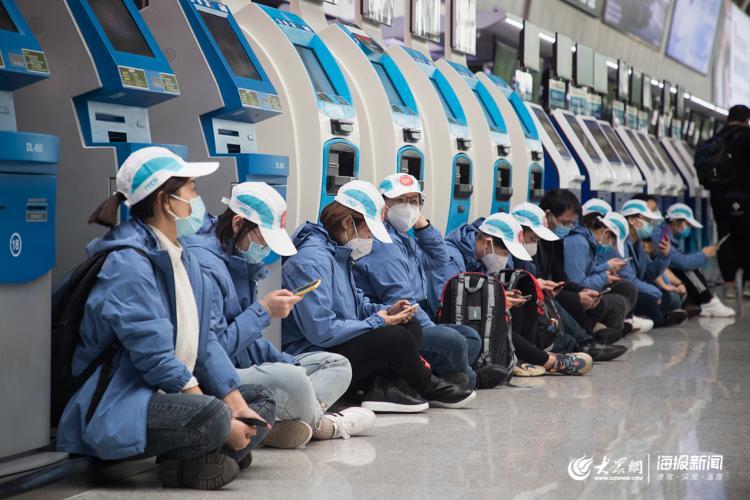 山东第十二批援助湖北医疗队在机场歌唱《我和我的祖国》为自己加油