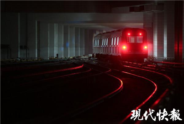 武汉地铁归来！90后司机见证昔日末班车今日首班车