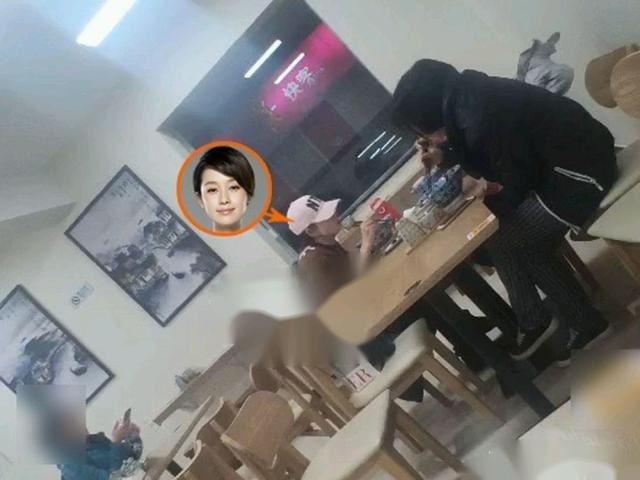 马伊琍街头现身一言不发，携助理路边吃小店太节俭