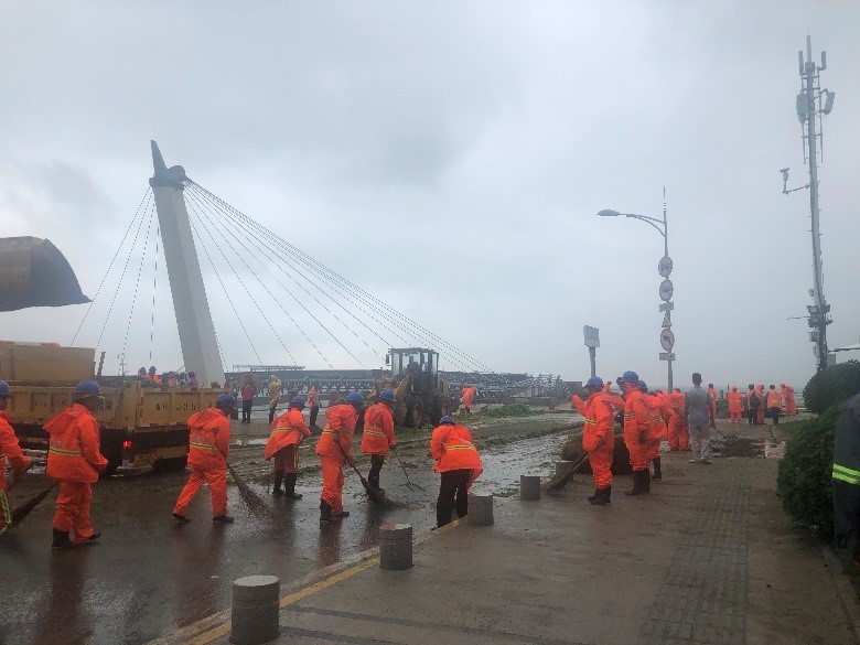 “利奇马”登陆次日：青岛沿海景区依旧关闭 环卫部门全力清理路面