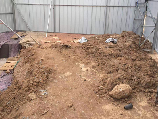 【啄木鸟在行动】奥体中路康虹路公交站西50米路北院内有渣土裸露