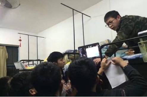 学霸怕室友挂科在寝室上小课，“羡慕不来系列啊”