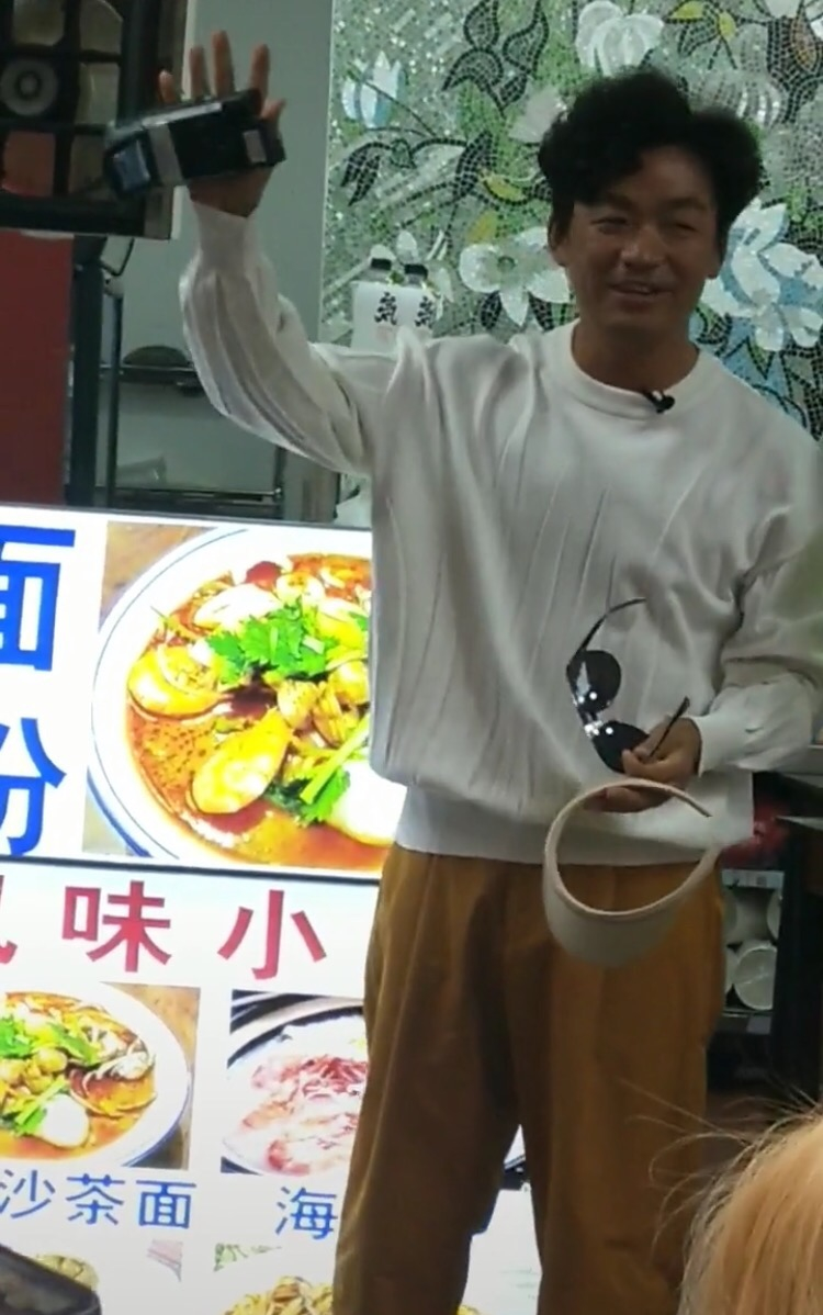 评论区炸了！王宝强现身活动人气爆棚，女主持竟撞脸马蓉