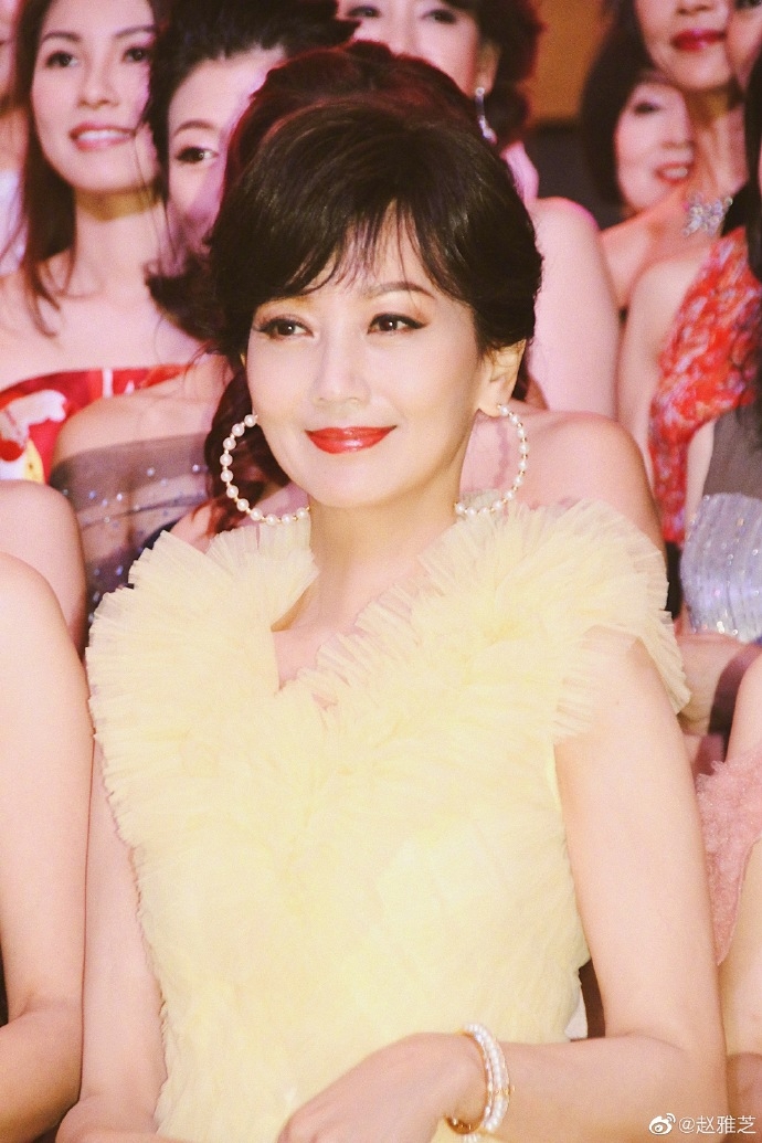 赵雅芝穿鹅黄纱裙现身晚宴 获丈夫儿子陪伴似公主