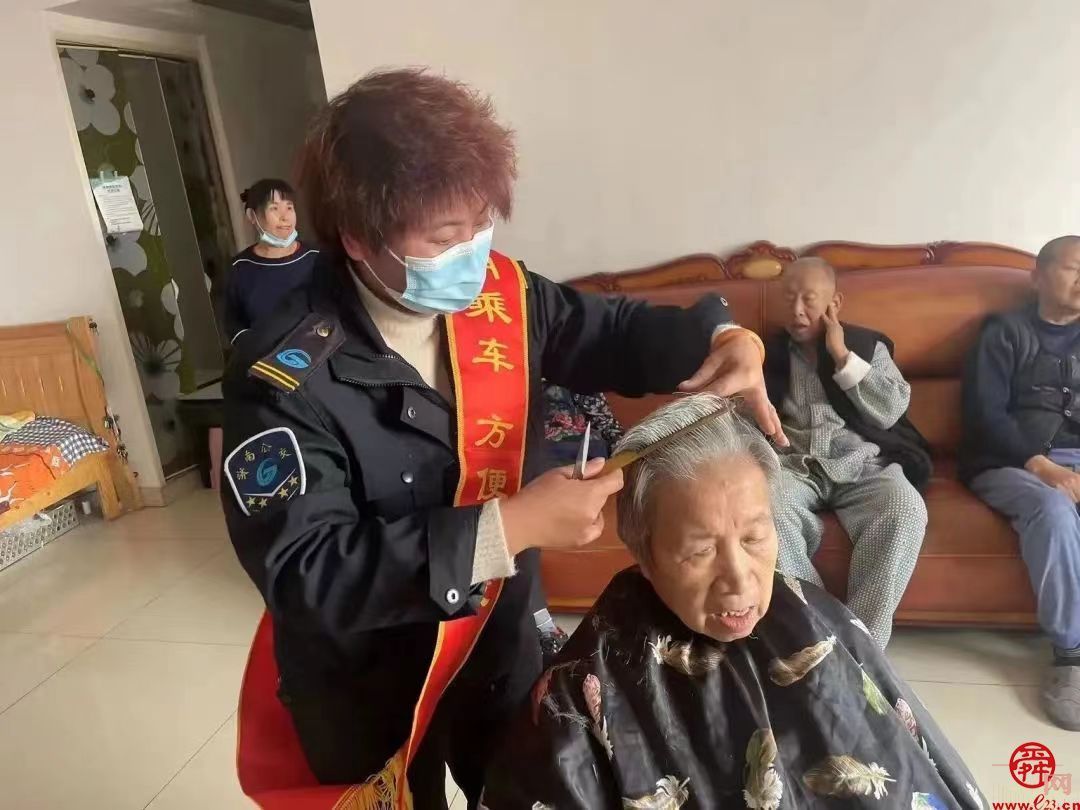 向辛勤公交人致敬 ——记济南公交南部公司六队K152路驾驶员陈明霞