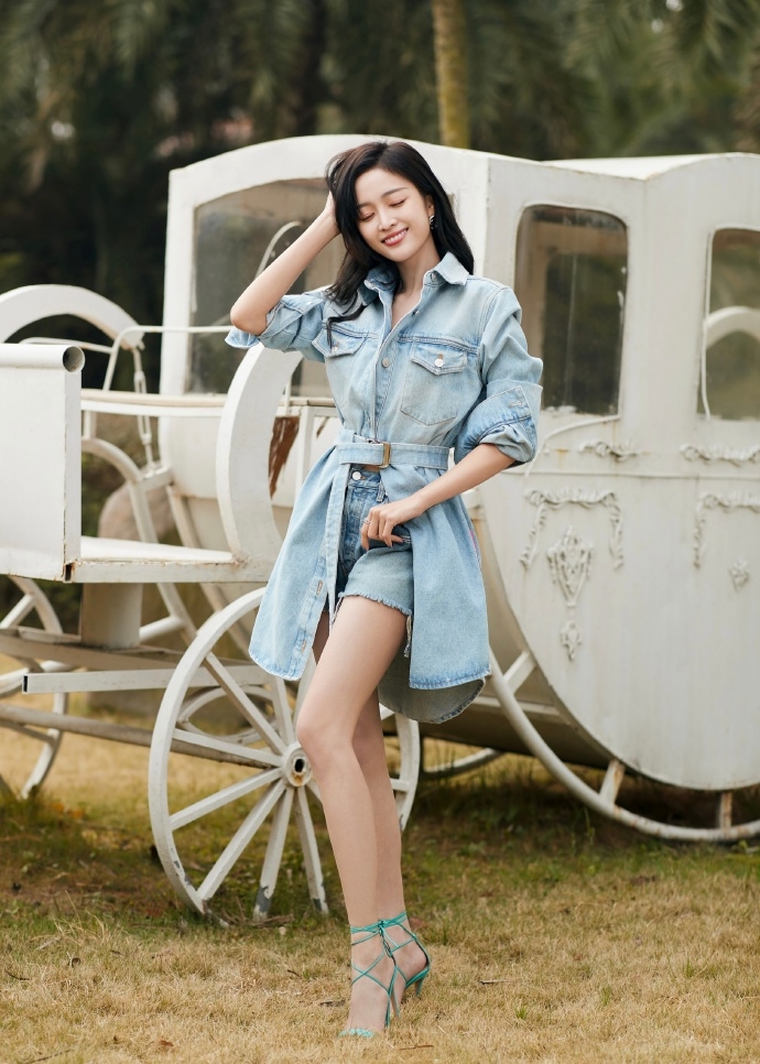 牛仔套装活力四射！吴宣仪穿牛仔套装秀长腿