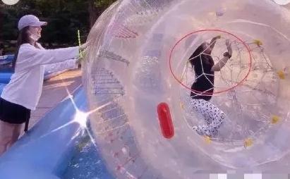 甜馨|李小璐母女出游，自己打扮成20岁少女，却把甜馨穿成土娃？这是什么情况？