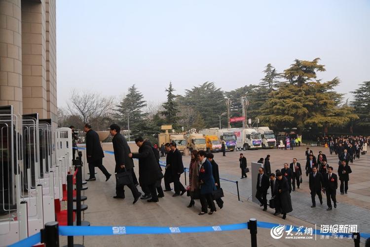 山东省十三届人大三次会议开幕 5G+VR省政府工作报告