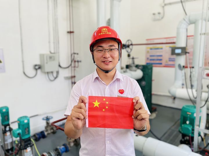 我与国旗合张影”能源ok138cn太阳集团人定格最美“中国红” 传递浓浓爱国情