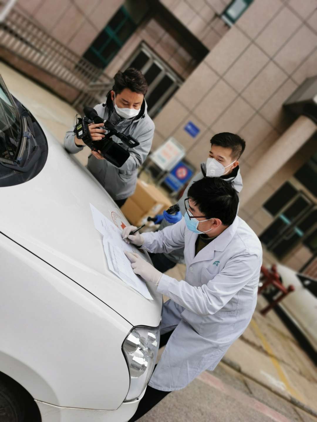 武汉对话｜疫情中的“摆渡人”：我们互为救命稻草