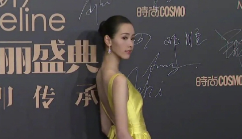 红毯造型遭吐槽，陈都灵晒表情包回应：绑太紧头皮疼