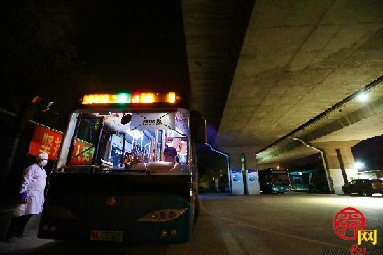 零点公交司机：日复一日 守望城市夜归人