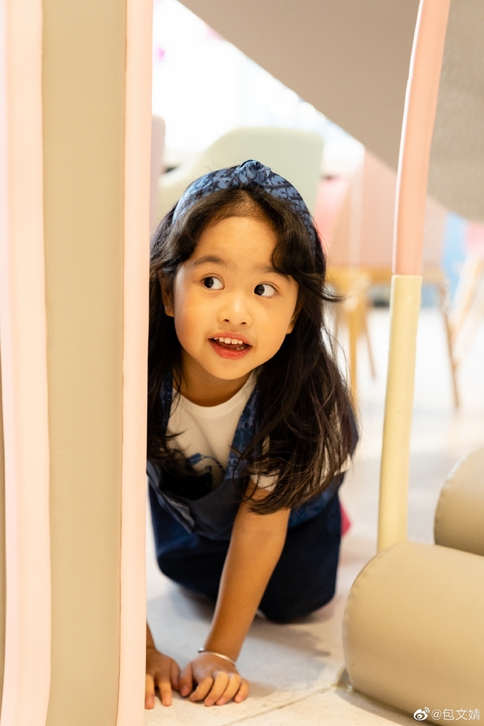 包贝尔包文婧为女儿庆生 包饺子长大不少鬼马可爱