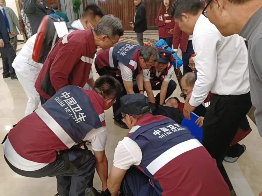 婚礼现场新郎突然晕倒 巧遇全市急救专家隔壁开会