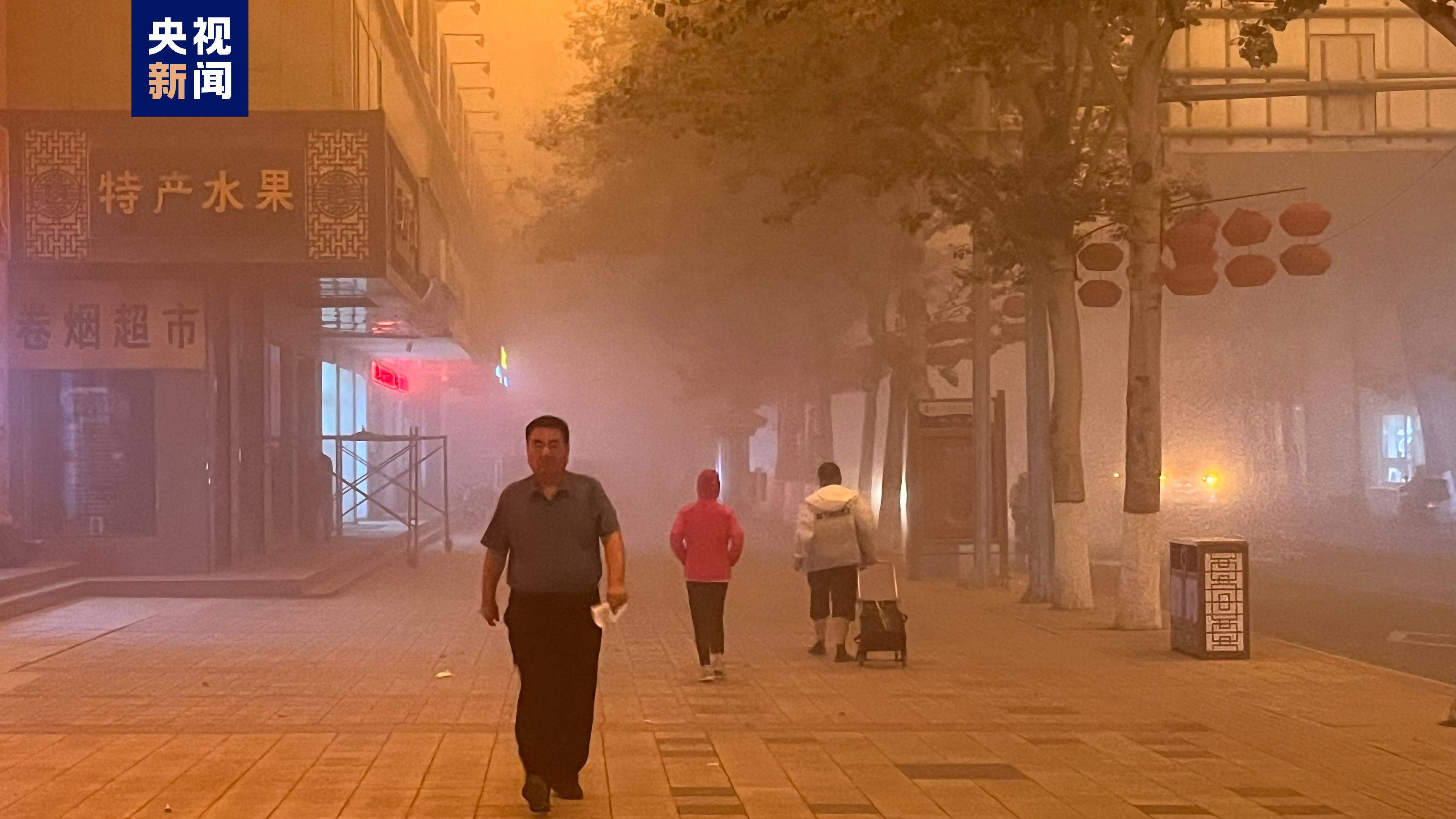 能见度不足50米！甘肃敦煌突遇沙尘暴天气