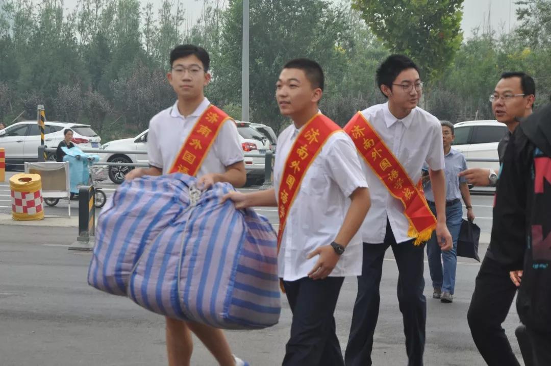 抢先看！山东多地中小学新生陆续报到 记者探营新生报到现场