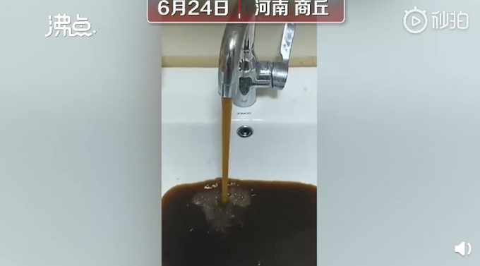 这水你敢喝？河南居民家自来水浑如咖啡，相关部门却说主管道水质可饮用，怎么回事？