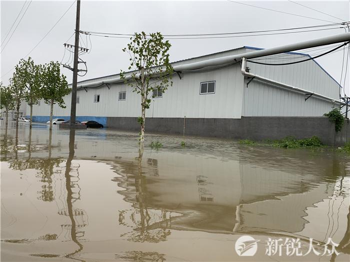 刘家义乘冲锋舟深入桓台县马桥镇一严重内涝厂区现场指挥抢险救灾