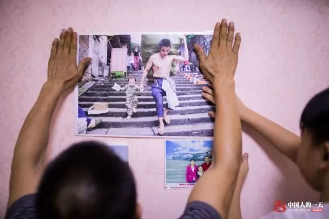 扛两百多斤的货挣10块钱，这位爸爸竟扛出了一套房！