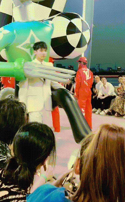 吴亦凡背两米高玩偶走秀|绝了绝了!吴亦凡背两米高玩偶走秀尽显反差萌