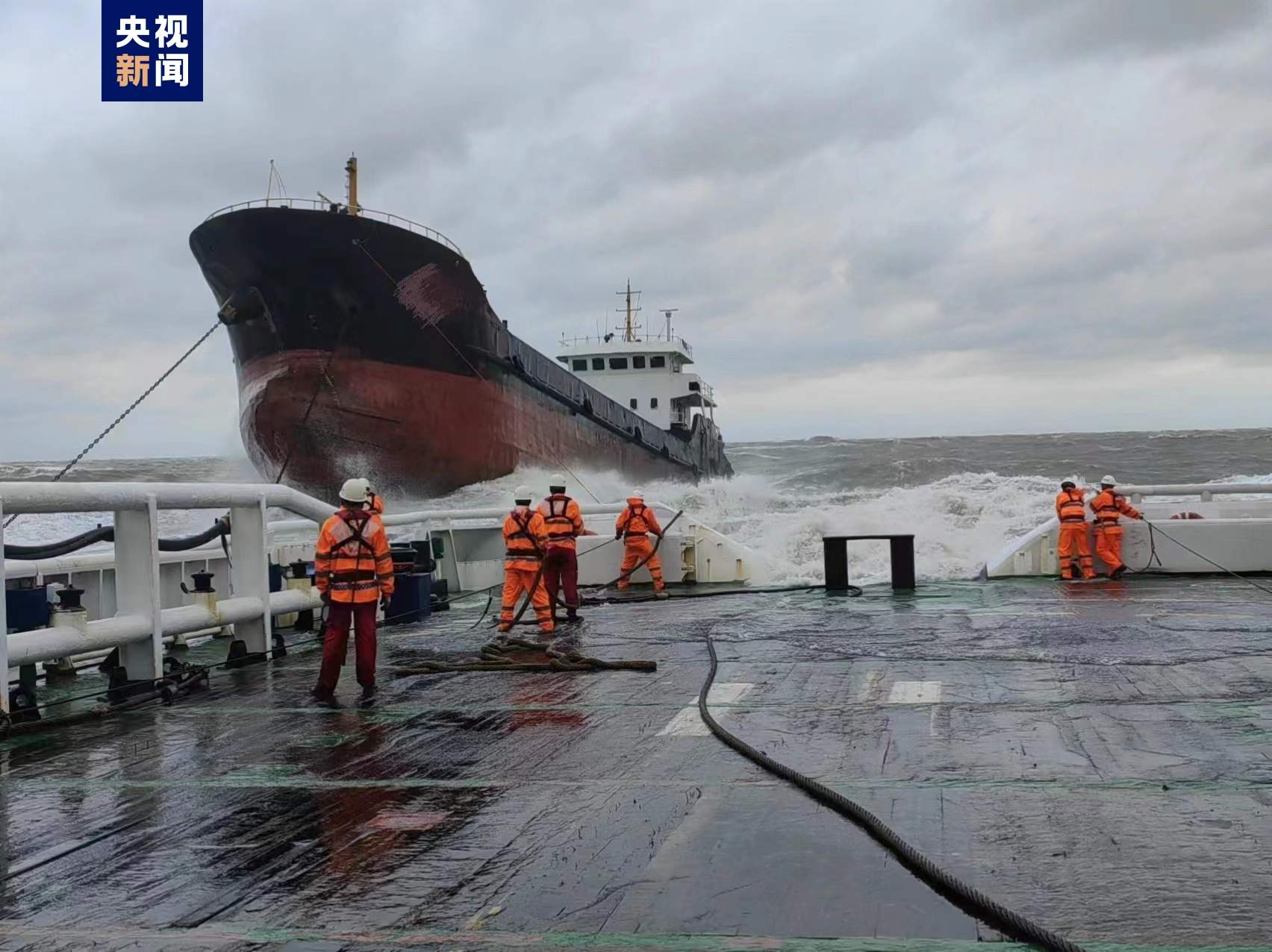 台风“三巴”致北部湾一货船遇险 5名船员平安获救