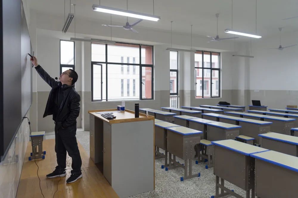 老师上网课，久违的学生们发来一串弹幕：“老师好！”