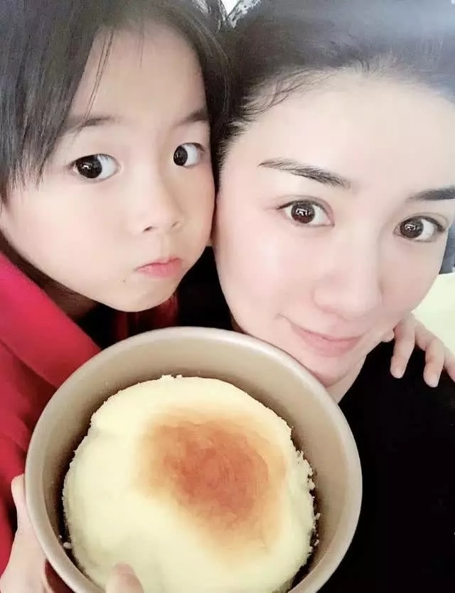 万圣节黄奕和女儿相同造型母女装过节 铛铛越发漂亮