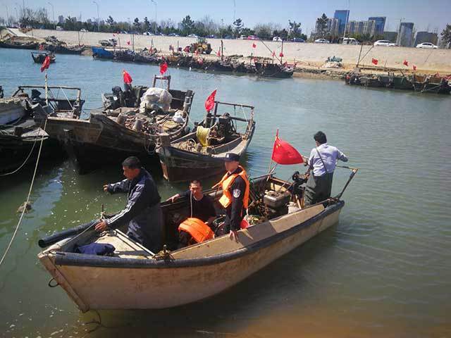 女子在青岛海边散心被困礁石 民警驾船出海救回