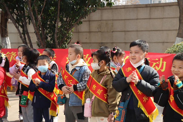 学习雷锋好榜样，清致萌娃在行动