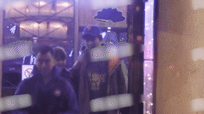 王思聪被“限制消费”后，搂美女吃高级餐厅，坐豪车一起回家