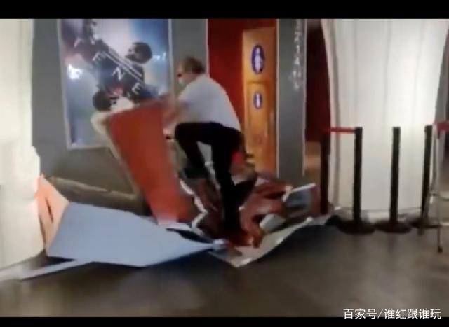 影院老板砸花木兰宣传板|刘亦菲实惨！影院老板砸花木兰宣传板是怎么回事?全球热度大IP改为网播