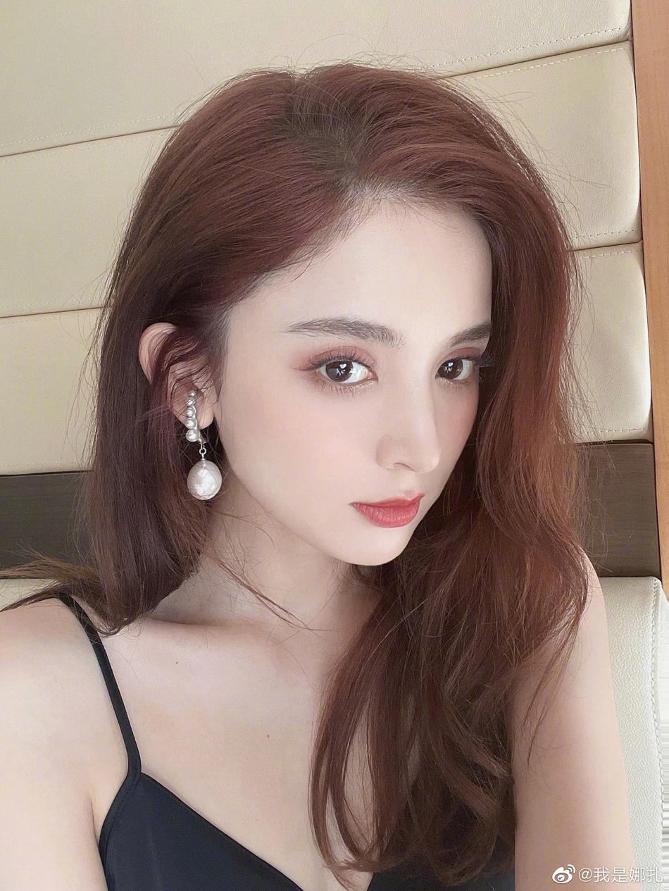 娜扎穿黑色吊带秀锁骨美背 挑战红棕色长卷发慵懒性感