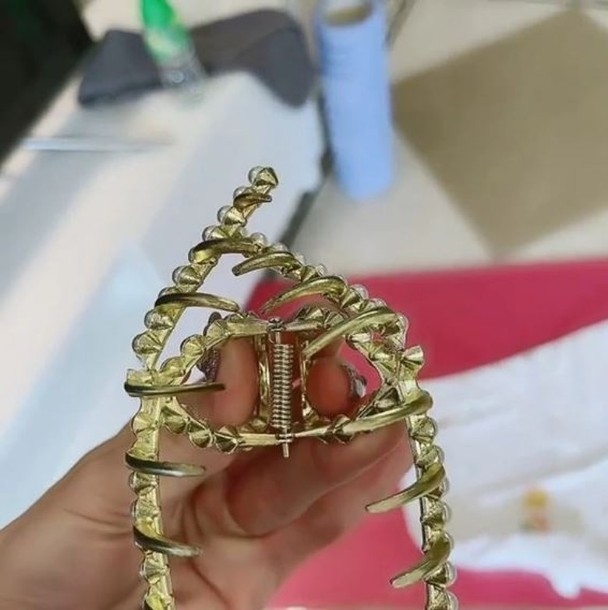 张柏芝倒立失手跌伤脚 小腿红肿大呼疼痛