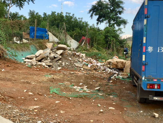 【啄木鸟在行动】凤凰国际小区东门附近渣土覆盖不全