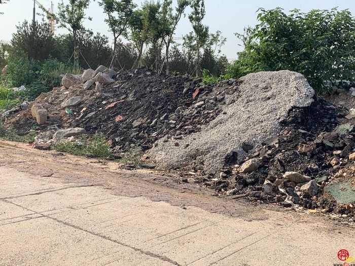 【啄木鸟在行动】章丘区东岳起重通信设备公司附近渣土裸露