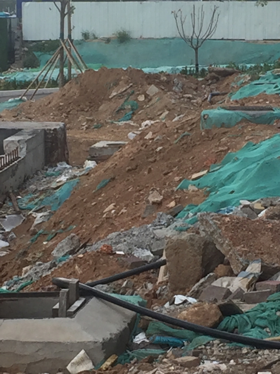 【啄木鸟在行动】奥体西路工业南路交汇处南100米路东围档内有渣土裸露